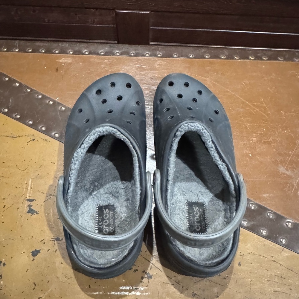 Black Crocs with Strap and lining M9W11